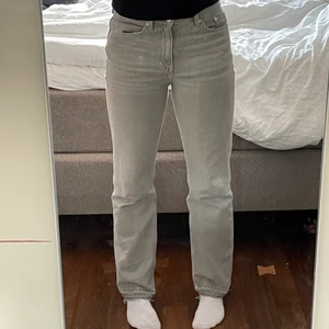 Gråa jeans - Jättefina gråa midwaist jeans från weekday i modellen voyage! Storlek W26 L30 men som man ser på bilden så har jag sprättat upp sömmen där nere för att göra de lite längre. Ser ut som på bilden för mig som vanligtvis har längden 32 då jag är 170cm lång. Använda fåtal gånger🤍