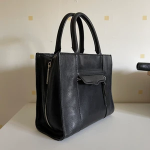 Rebecca minkoff väska handväska  - Fast pris, kan bytas mot en likvärdig aningen större väska. Handväska väska från Rebecca minkoff, svart, modellen är Mini mab zip tote. Väldigt rymlig trots att det är en liten väska, samt praktiskt att den går att ha i två ”lägen” (som två handväskor)   Superfint skick! ENDAST DET PÅ BILDEN INGÅR DVS VÄSKAN (dustbag etc borta pga flytt)   Valentino, Alexander mcqueen, Zadig Voltaire, zara jacka, flare jeans, armband, moncler, Fendi, hm, true religion, Weekday . Sista bilden är lånad 