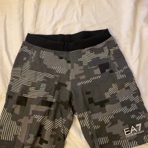 EA7 Shorts  - Säljer ett par fina shorts som är för små för mig. Endast: 100kr