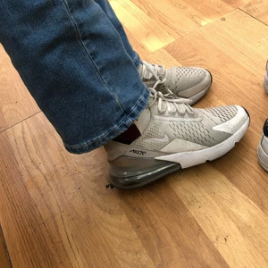 270s - Den e ganska smutsigt. Säg till om de är något man vill köpa ! 