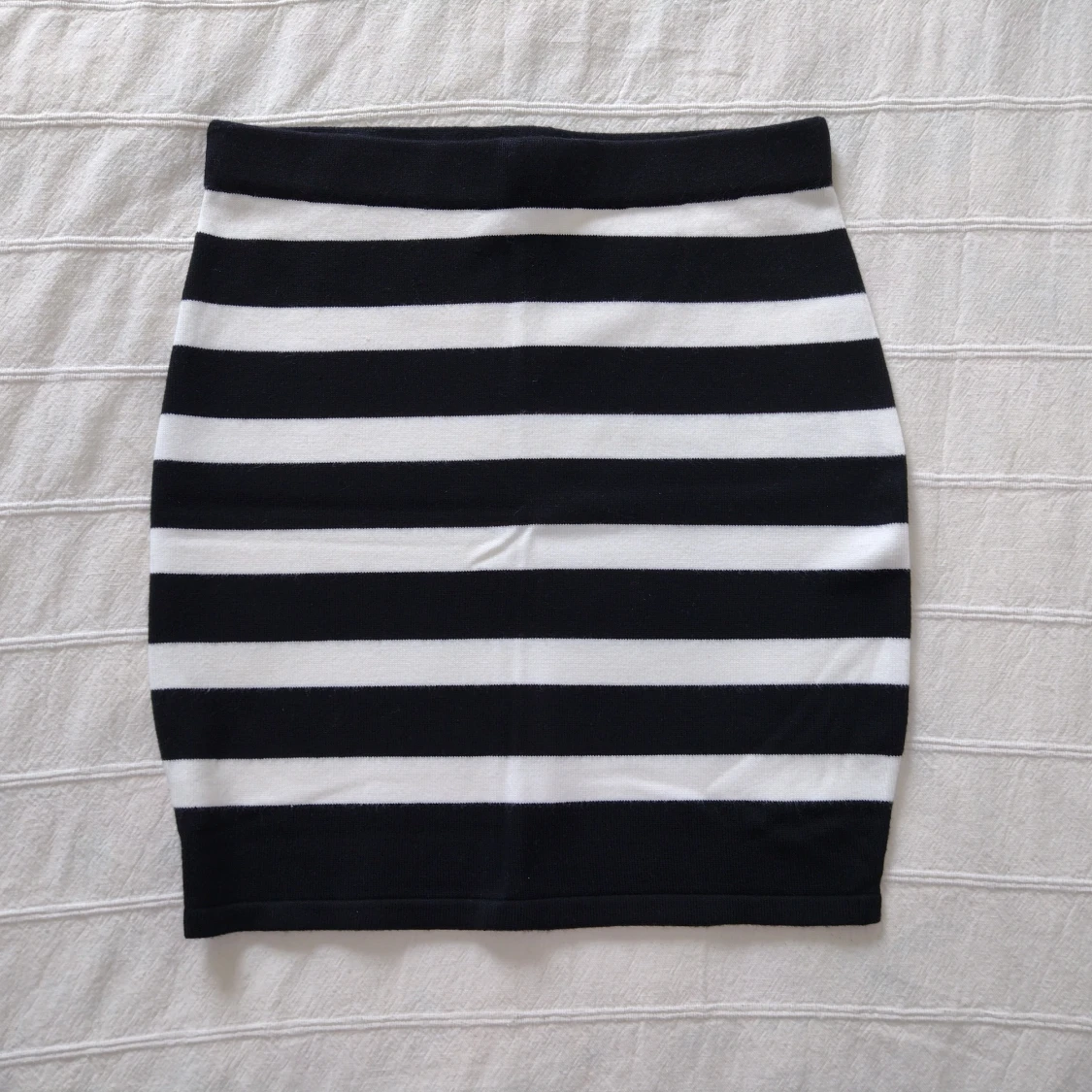 Svart/vit-randig kort kjol