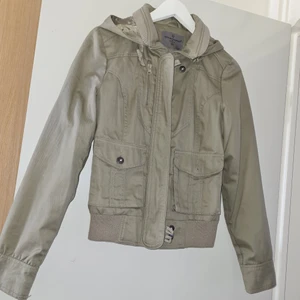 Vårjacka VeroModa - Säljer min vårjacka i färgen grön. Den är köpt från VeroModa. Den är i mycket fin skick, använd den bara ett fåtal gånger. Strl 8 (s) Vid snabb affär kan priset diskuteras, Skriv om du vill ha fler bilder eller undrar något 🤍