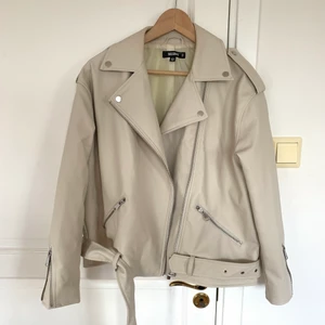 Missguided oversized skinnjacka beige - Säljer denna jättesnygga skinnjackan i oversized modell från Missguided, endast använd 1 gång. Strl 40.