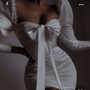 Vit klänning  - Jag säljer en jättefin vit klänning som passar perfekt nu till studenten😍 det är storlek m men den är liten i storleken den passar s också. 