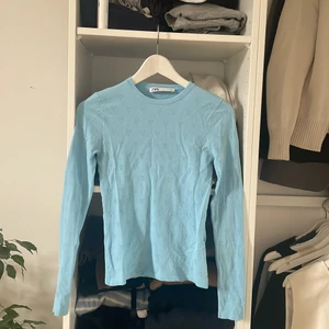 Långärmad tröja från zara - Säljer nu denna supersöta tröja ifrån Zara då den inte riktigt kommer till användning. sitter jättefint på och supergullig med hjärtdetaljderna. Storlek S
