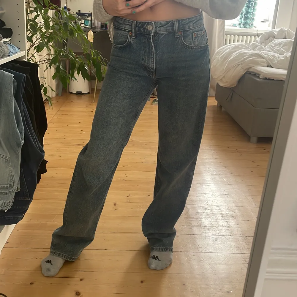 Säljer nu dessa superfina blåa jeans från Zara i modellen the mid waist straight i storlek 38.Sitter jättefint på mig som vanligtvis har 36 eller 38. . Jeans & Byxor.