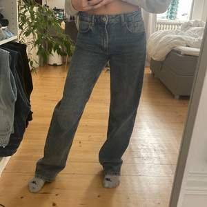 Säljer nu dessa superfina blåa jeans från Zara i modellen the mid waist straight i storlek 38.Sitter jättefint på mig som vanligtvis har 36 eller 38. 