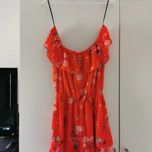 Somrig jumpsuit - oanvänd!  - Super gullig somrig jumpsuit strl M, aldrig använd. Kommer från rök och djurfritt hem. Skickas spårbart med Postnord. 