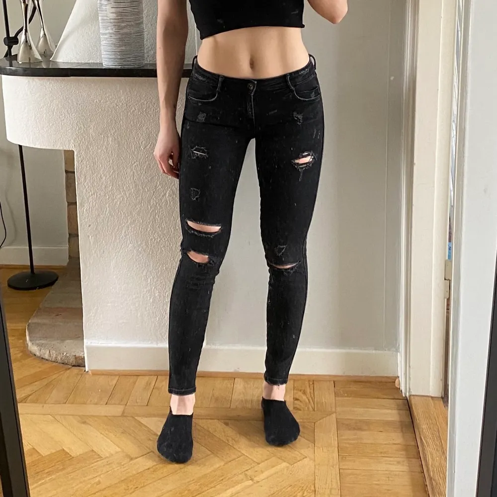 Slitna svarta jeans från Zara i storlek 34. Jeans & Byxor.