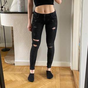 Slitna svarta jeans från Zara i storlek 34