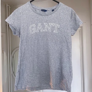 GANT t-shirt x 2 - 2st GANT t-shirt (XS och S). Använd nån gång så fint skick. Tight modell inte oversized. Nypris 499:-