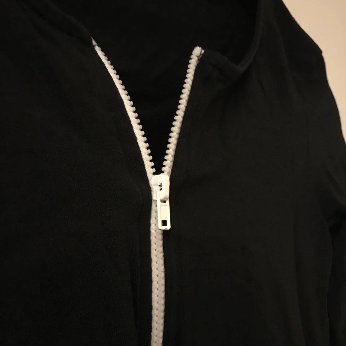 New Yorker svart body med vit dragkedja - 90