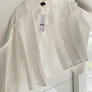 Helt oanvänd vit skjorta köpt för 399kr säljs för 200kr🥰