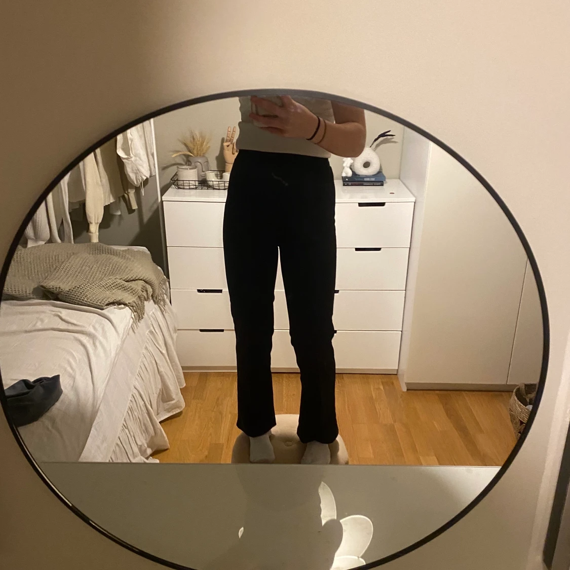 svarta byxor med textur