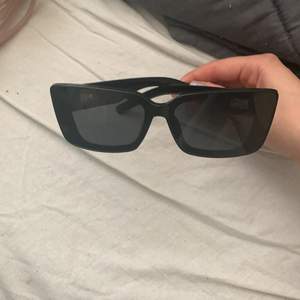 Säljer dessa svarta solglasögon då jag inte passar i dom!💞 Aldrig använda