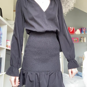 Svart klänning  - Kort svart klänning från BikBok så tyvärr har blivit förlusten för mig. Den är i bra skick och passar bra till fest elr om man vill vara lite extra fin. Köpte den förra året och har använt den 2 gångar💕