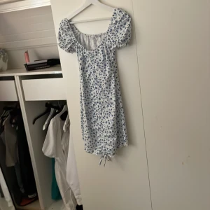 Klänning från stradivarius - En fin klänning från stradivarius med fina blommor på, var dock väldigt liten i storlek, aldrig använd