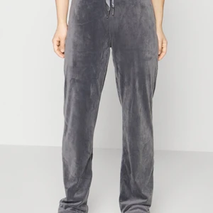 Gråa Gina byxor  - Gråa Gina gruvor byxor i storlek L, knappt använda. Bra kvalitet. Fraktpris kan ändras 