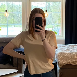 T-shirt Zara - Beige T-shirt från zara i storlek L men skulle säga att den mer är som en M. Säljer då jag inte gillar färgen på mig. Använd 1gång. 