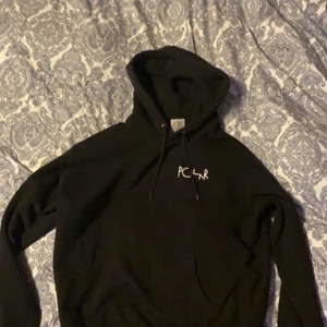 Polar Skate Co. Hoodie med blå logga - Jag säljer min riktigt snygga och fräscha Polar hoodie som knappt är använd. Har använt den ett fåtal gånger men den är helt fel fri och ser precis ny ut. Köpt från Junkyard och kostade 999kr. Pris kan absolut diskuteras 