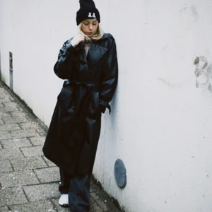 Skinn kappa  - Skinnkappa från hm i storlek L , använd fåtal gånger och den är i mycket fint skick