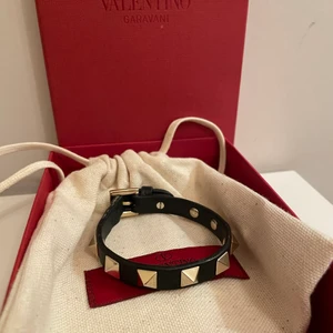 Valentino armband! - Säljer detta. Det är fint skick överallt förutom änden på lädret som är lite slitet. Se sista bild. Syns ej vid användning! det är köpt för 2000kr och såklart äkta! Box/påse ingår där finns även extra nitar!! frakt 20 kr brev eller lite dyrare spårbart 🌟