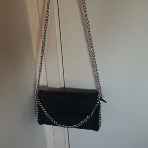 Kedjeväska-mellanstor - Jättefin kedjeväska utan tecken på användning. Pris kan diskuteras, skriv till mig för mer info eller frågor.