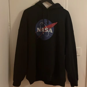 NASA Hoodie stl: XXL - Nasa hoodie i bra skick. Storlek XXL