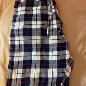 Pyjamas byxor - Enkla pyjamas byxor med fickor. De har ingen lapp i men skulle gissat att storleken är ungefär S. Säljer då de är lite korta på mig som är 171 cm. Skriv för fler bilder💕