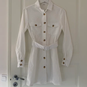 Skjortklänning  - En vit kjortklänning i stl 36/38, men den är mer som 34/36 🦋 Helt ny, aldrig använd