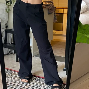 Svarta kostymbyxor  - Väldigt sköna svarta kostymbyxor ursprungligen från madlady. Sitter väldigt fint och har bra funktion för att spänna åt runt midjan. Välanvända men inget som är sönder osv!