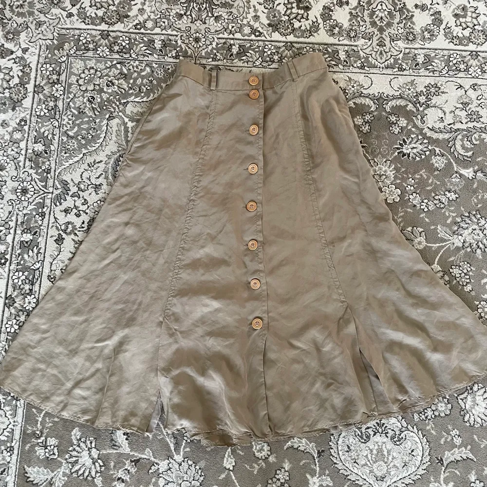 Beige/olivgrön kjol i fantastiskt skick! 100% silke och kjolen har även fickor. Står storlek 38 men skulle säga den passar xs-s. (Köparen står för frakten) 🌞. Kjolar.