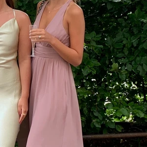 Balklänning  - Säljer min balklänning jag hade i 9an som jag tyvär inte har mer användning för. Verkligen super fin🥰 den är från Nelly i storlek 34 men skulle även passa en 36! Skriv privat för fler bilder. 