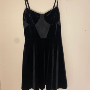 Svart klänning! - Svart klänning i sammet. Aldrig använd men köpt secondhand! Strlk 36🖤