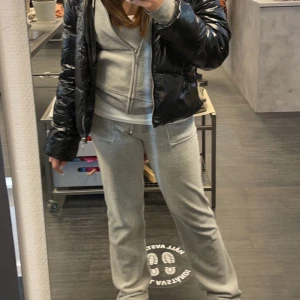 Juicy Couture - Säljer mitt fina vintage juicy sett (gammal modell). Använt men inga tecken på slitage!! Skriv privat för felra bilder❤️ köpta för 1000 här på plick och säljer för 700+frakt kan gå ner lite i pris vid snabb affär