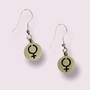 Örhängen med venussymboler - Handgjorda, oanvända örhängen i spegel metall! 