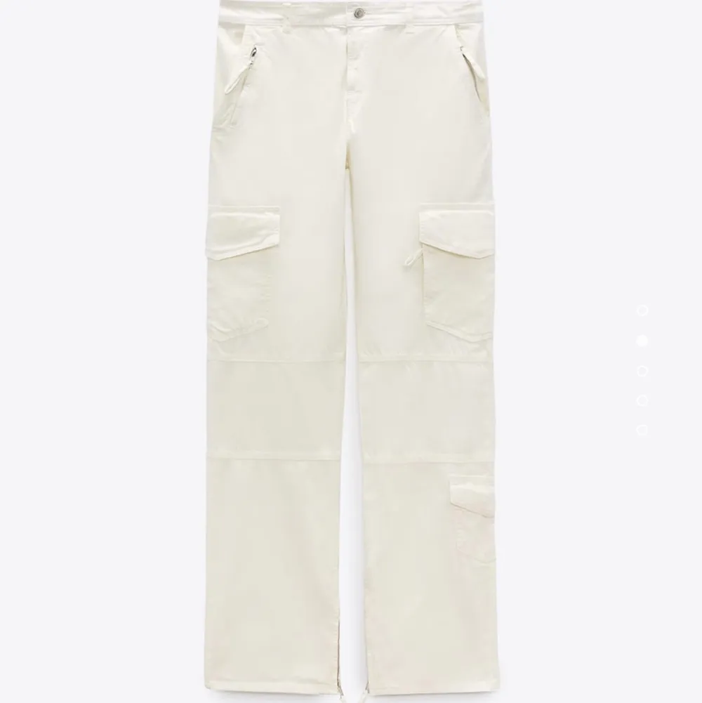 Hej jag söker dessa cargopants från Zara i storlek 32! Skriv till mig om ni har dom har byxorna till salu.. Jeans & Byxor.