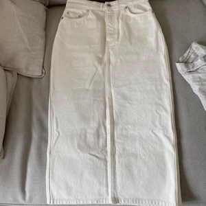 Lång vit jeans kjol från & Other stories - Lång offwhite kjol från Other stories, aldrig använd med prislapp kvar!