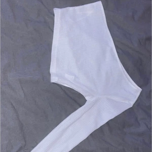 Vit topp - Säljer denna vit topp från SHEIN, den är i storlek xs o säljer då den satt för tajt runt mina armar. Den är ganska genomskinlig men väldigt fin! 