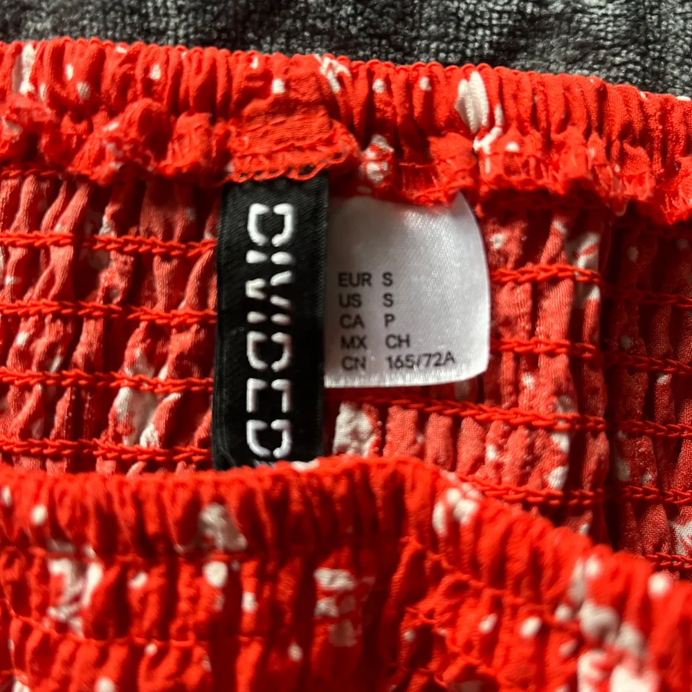 Röd kjol från H&M. Aldrig använd. Säljer för att den inte kommer till användning. Frakten står köparen för! Skriv om du är intresserad 🥰. Kjolar.