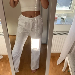Linnebyxor - Säljer dessa superfina helt oanvända vita linnebyxor! Jag är 165cm lång. frakt tillkommer i priset 💕