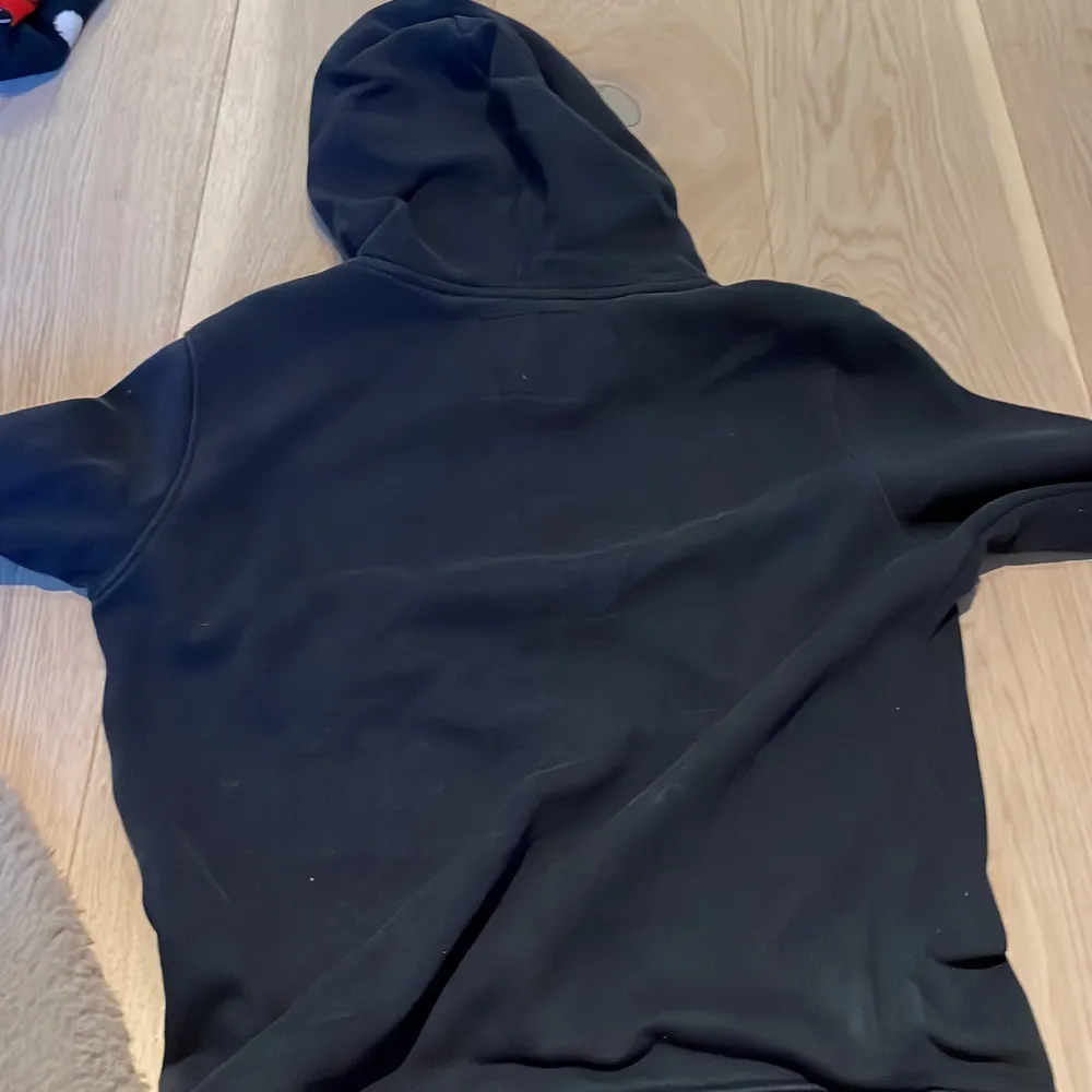 Hoolister hoodie säljer det för den har blivit för liten för mig den är väldigt mycket använd men ändå i bra skick . Hoodies.