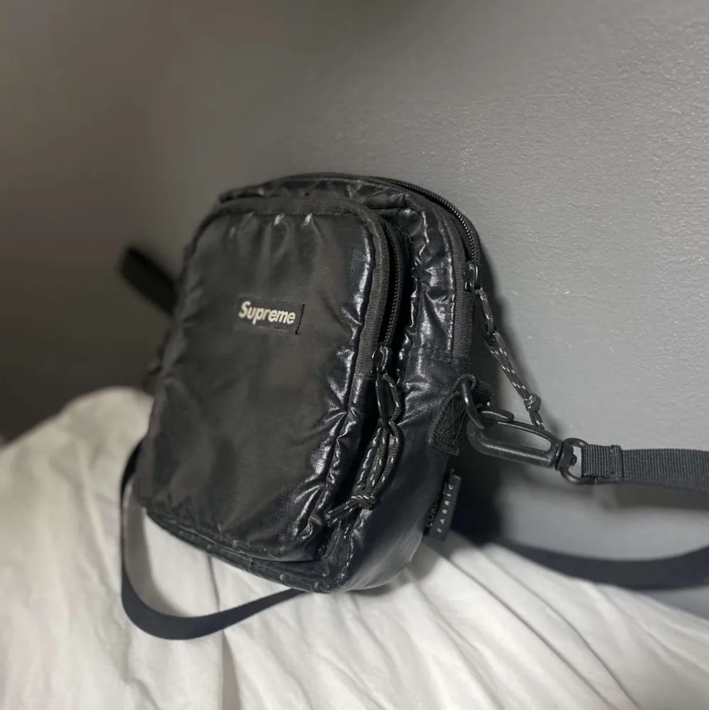 Supreme shoulder bag i bra skick äkta . Väskor.