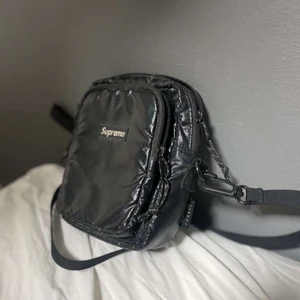 Supreme shoulder bag - Supreme shoulder bag i bra skick äkta 
