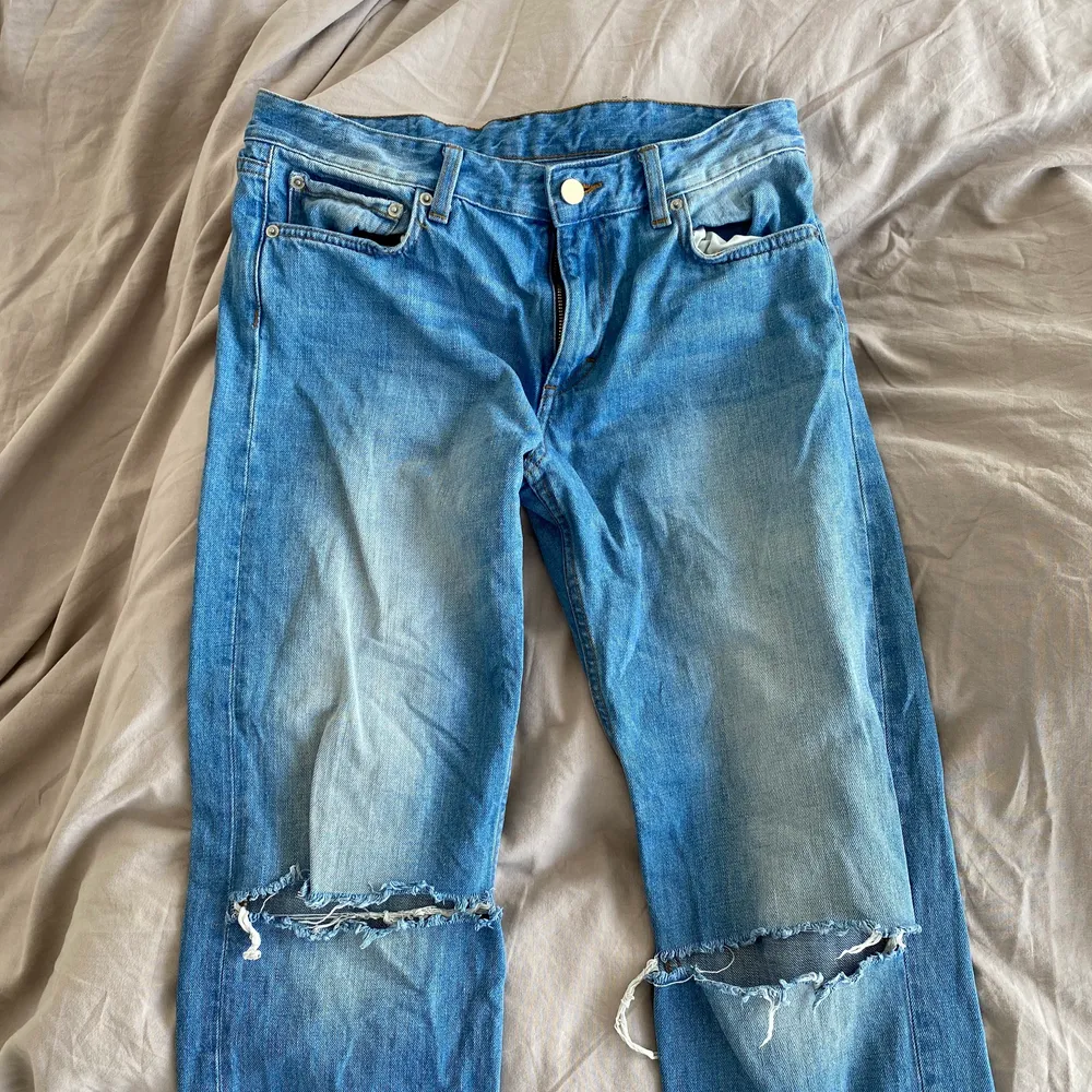 Blå jeans i perfekta färgen från whyred. Hål på knäna och mellanhög midja. . Jeans & Byxor.