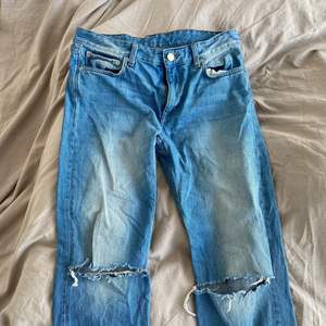 Blå jeans i perfekta färgen från whyred. Hål på knäna och mellanhög midja. 