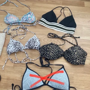 Bikiniöverdelar  - 5 st bikinitoppar från hm. Alla utom den leopardmönstrade är storlek xs, och den med leopardmönster storlek S. Skriv privat vid intresse för fler detaljer och bilder! 1 för 50kr 2 för 85kr och 3 för 125kr. Alla för 200!🥰 alla bikinis skickas nytvättade!