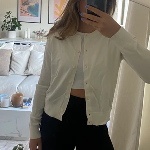 Crèmevit kofta - Finstickad kofta i crèmevit från HM. Använd endast en gång så väldig fin i kvaliten. 🌸 Storlek M