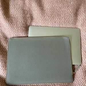 Datorfodral - Supersnyggt grått datorfodral från Printworks som inte kommer till användning längre, storlek ca 34x24cm. Passar till 16’ och mindre. Jag har haft det till min MacBook Air 😊