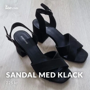 Sandal med klack - Svart sandal från Graceland med klack och ställbart spänne i hälen 👡 Endast använd två gånger!